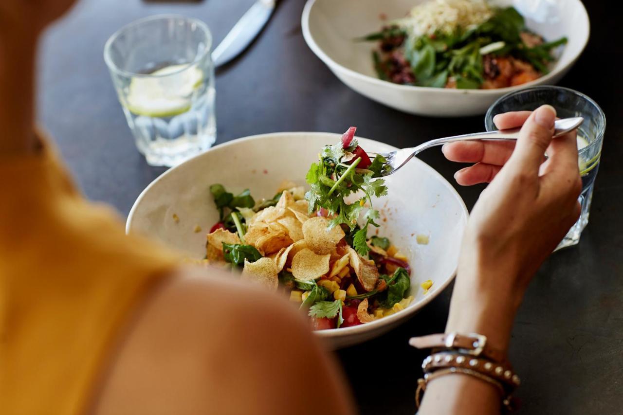 Hyatt Place Jaipur Malviya Nagar 외부 사진 A woman eating a salad