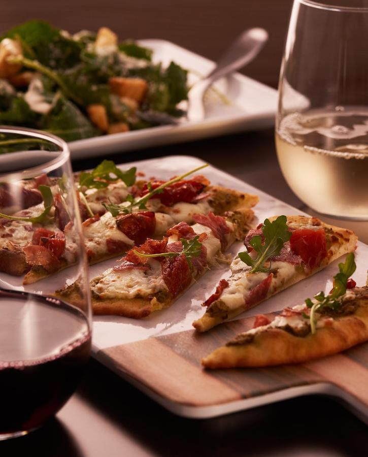 Hyatt Place Jaipur Malviya Nagar 외부 사진 A flatbread with prosciutto and mozzarella